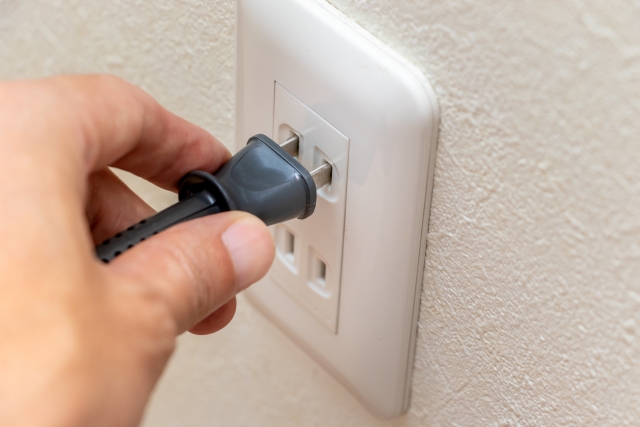 海外旅行の電源プラグと電圧事情！変圧器が必要な製品と見分け方は？スマホやパソコン、ドライヤーは大丈夫？